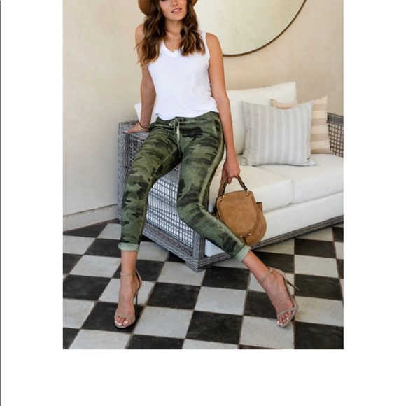 Camouflage Print With Stars Crinkle Jogger - Picture 4 of 6